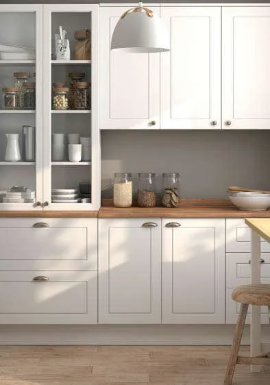 Como decorar una cocina pequeña con muebles blancos.