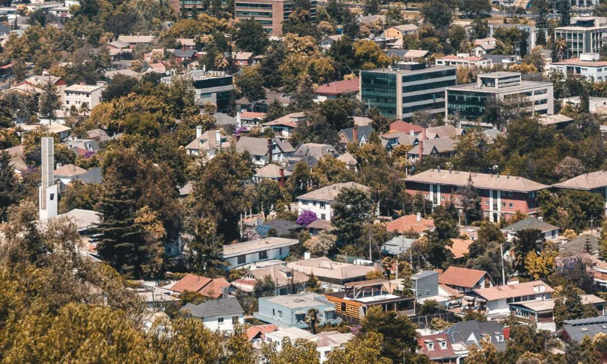 Peñaflor y Lo Barnechea lideran alzas de precios en un mercado de casas que sigue expandiéndose