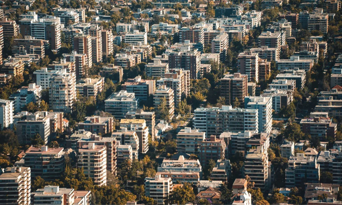 Ventas de departamentos repuntan 51% en el Gran Santiago al cierre de 2025, impulsadas por subsidio a la tasa y caída del stock.